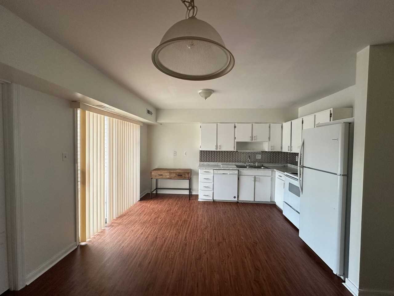 202 Devonshire Rd - Photo 3 of 14