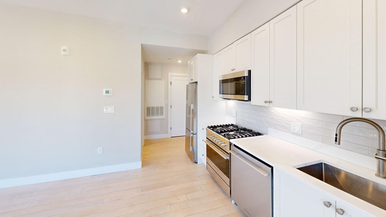 194 Green St - Photo 4 of 10