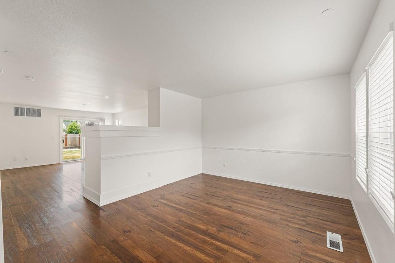 2429 Tolmie Ave - Photo 4 of 44