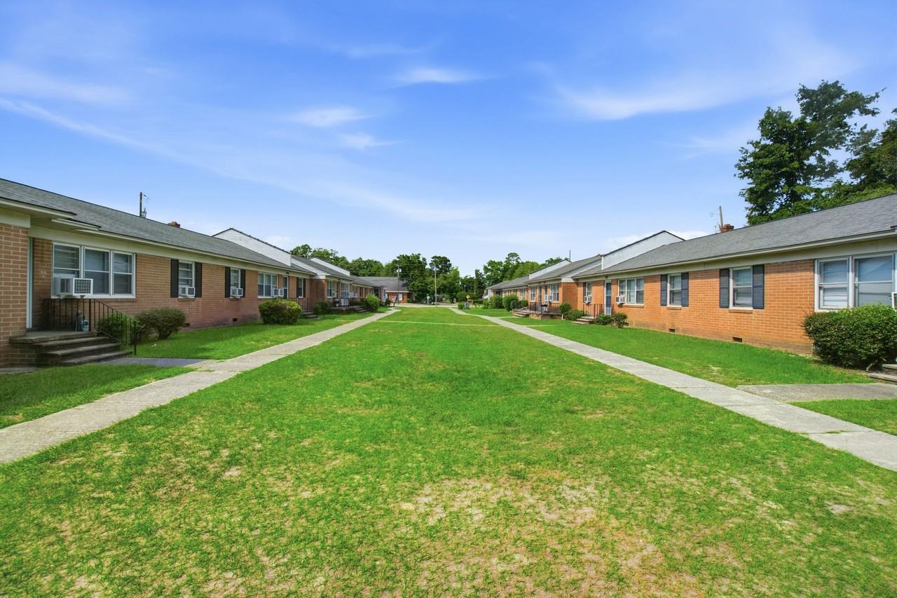 2 Bedroom Apartments in Sumter, SC – Broad Street Location with Off - Photo 2 of 10