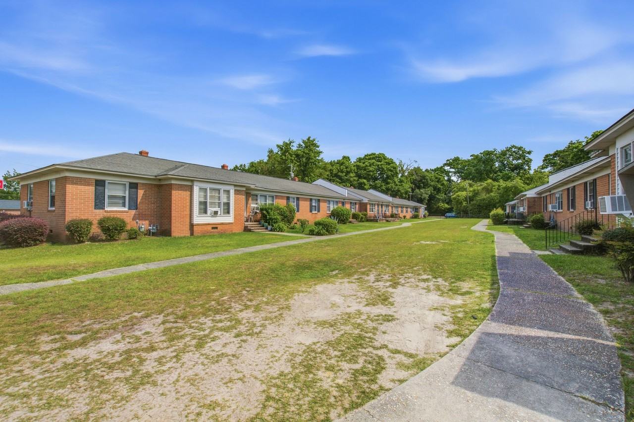 2 Bedroom Apartments in Sumter, SC – Broad Street Location with Off - Photo 3 of 10
