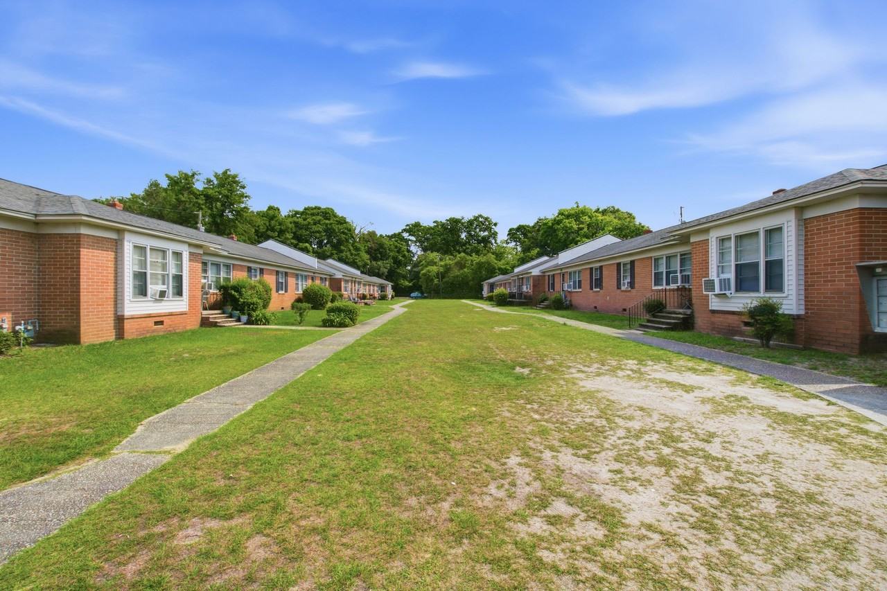 2 Bedroom Apartments in Sumter, SC – Broad Street Location with Off - Photo 4 of 10