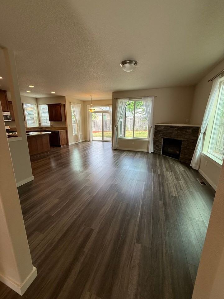 3101 Ne 161st Ave - Photo 3 of 21
