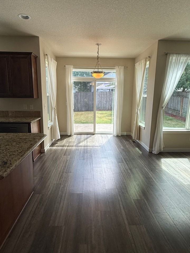 3101 Ne 161st Ave - Photo 5 of 21