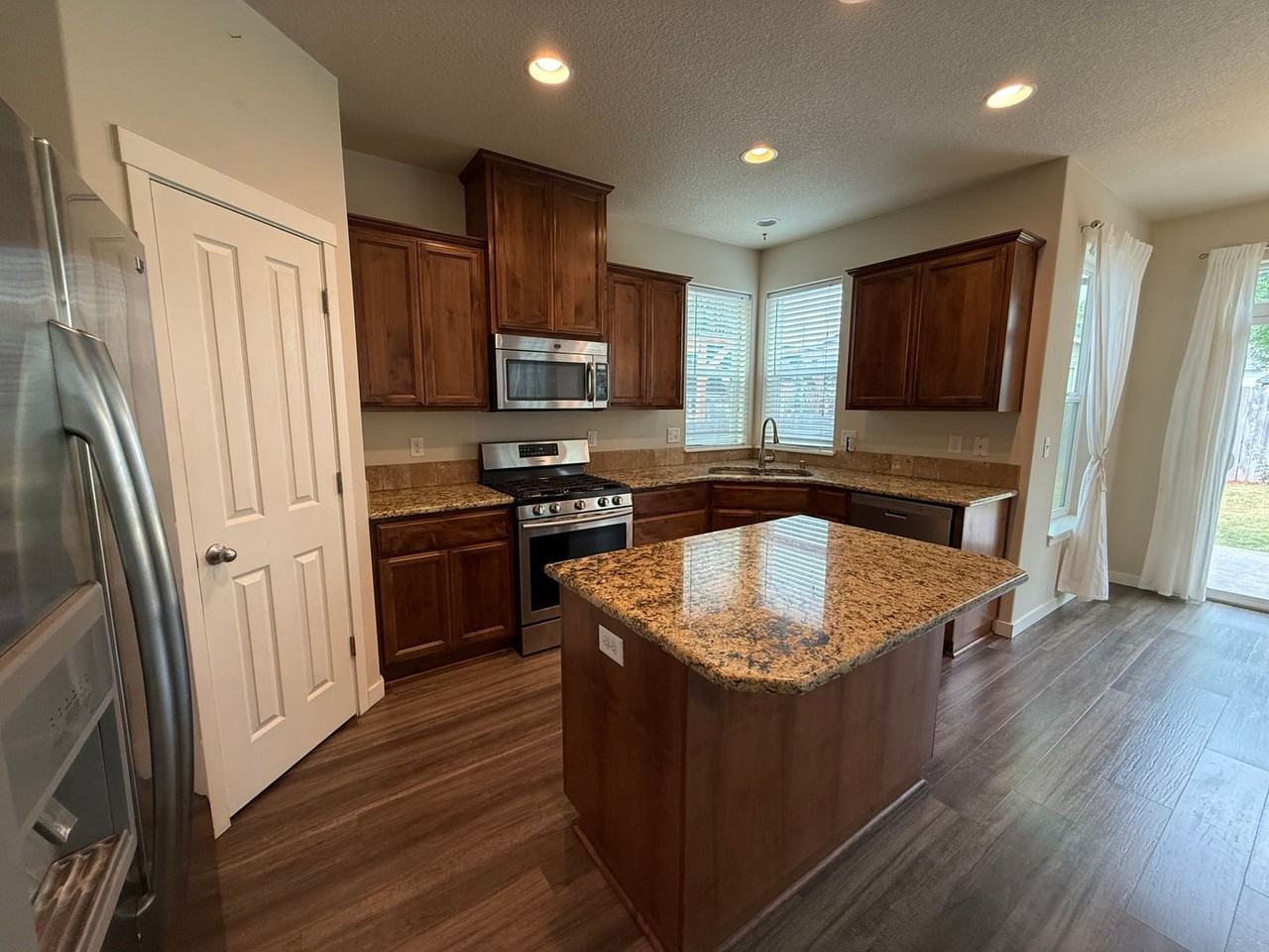 3101 Ne 161st Ave - Photo 7 of 21