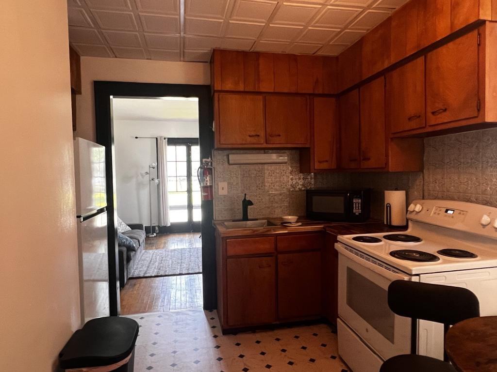 31 Pleasant St - Photo 4 of 10