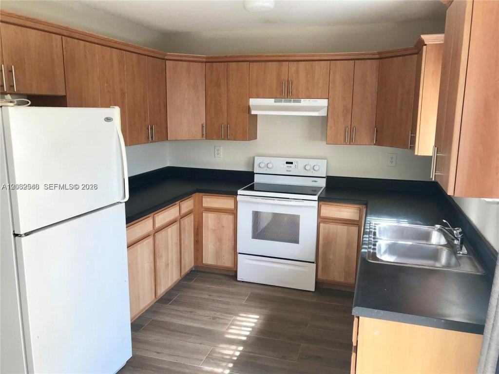 2090 Ne 167th St - Photo 2 of 7