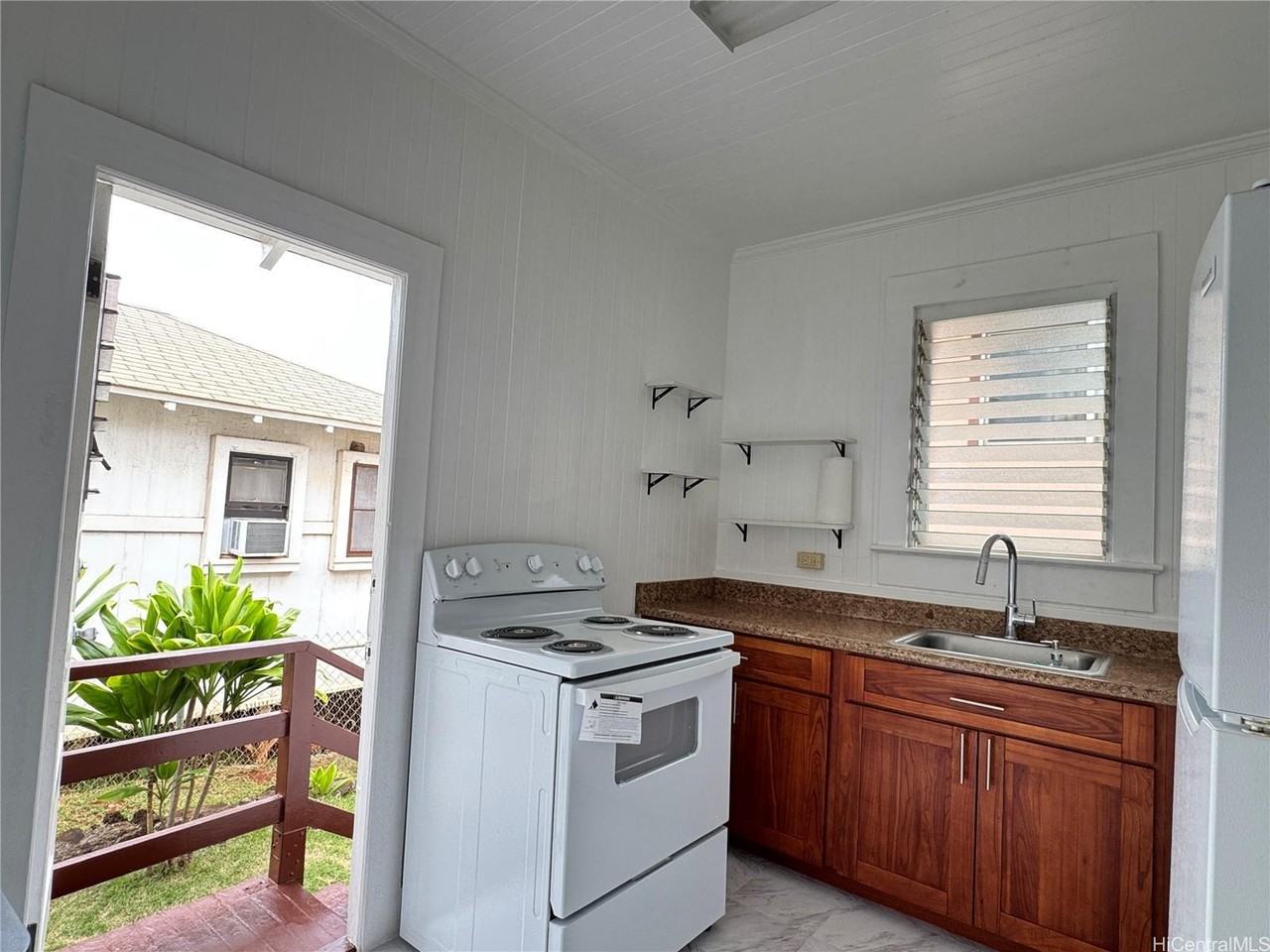 943 9th Ave #C - Photo 4 of 25