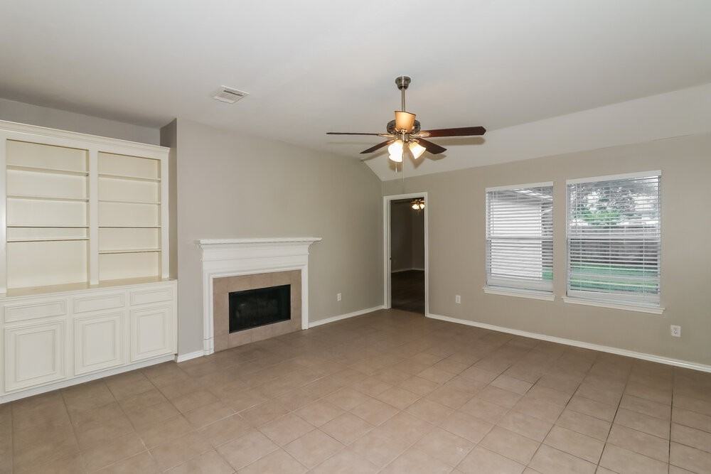 1427 Waterside Village Dr - Photo 4 of 16