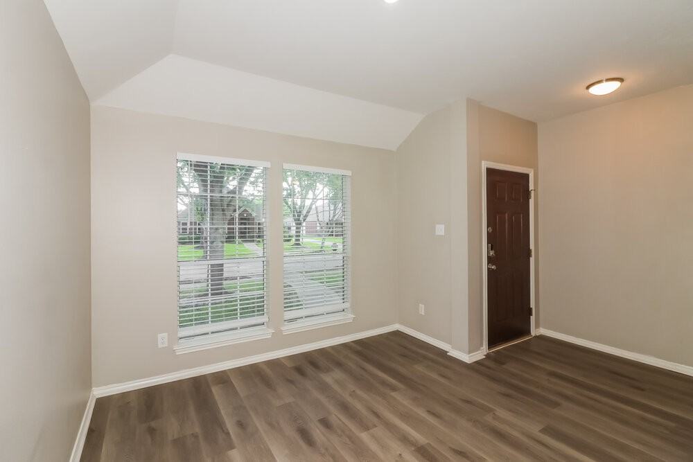 1427 Waterside Village Dr - Photo 5 of 16