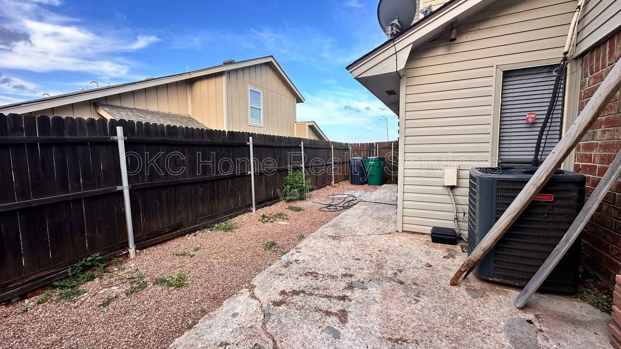 6715 Lyrewood Ln - Photo 2 of 28