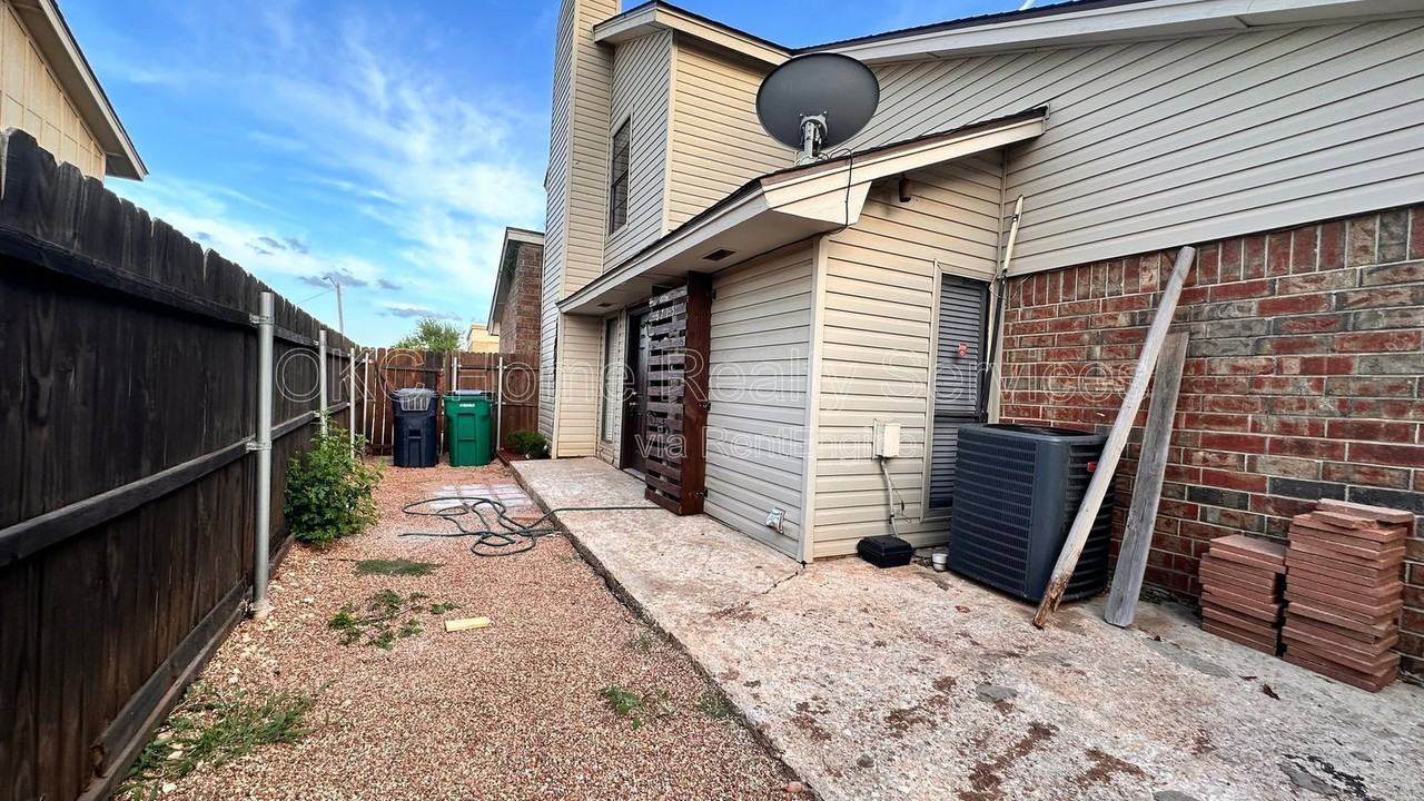 6715 Lyrewood Ln - Photo 3 of 28