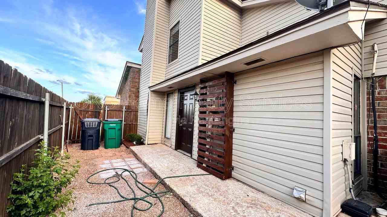 6715 Lyrewood Ln - Photo 4 of 28