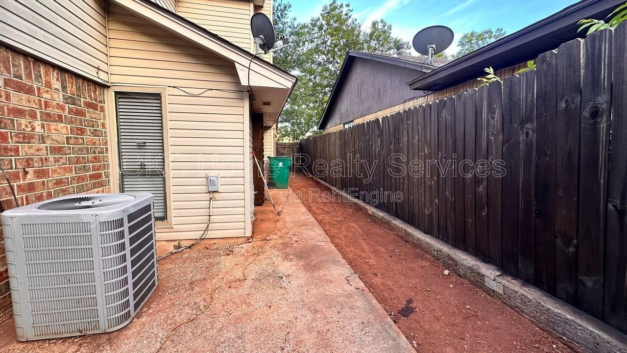 6713 Lyrewood Ln - Photo 3 of 27