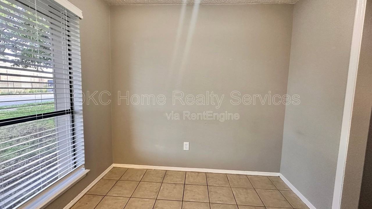 6713 Lyrewood Ln - Photo 7 of 27