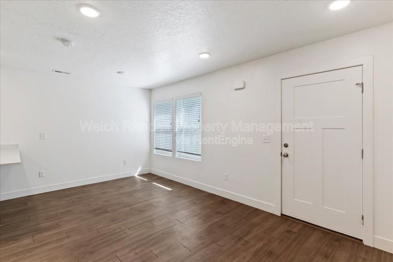 1173 W Shady Brook Ln #8 - Photo 2 of 22