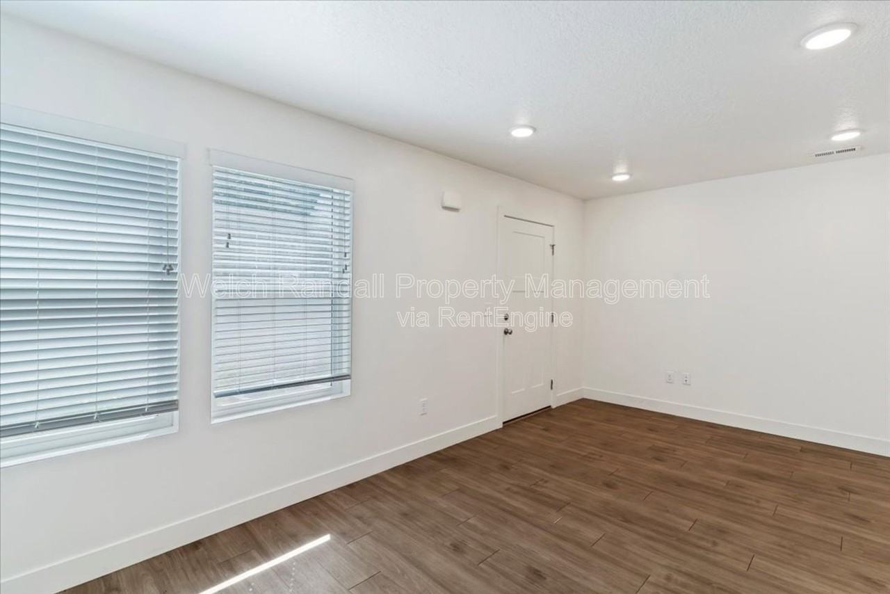 1173 W Shady Brook Ln #8 - Photo 3 of 22