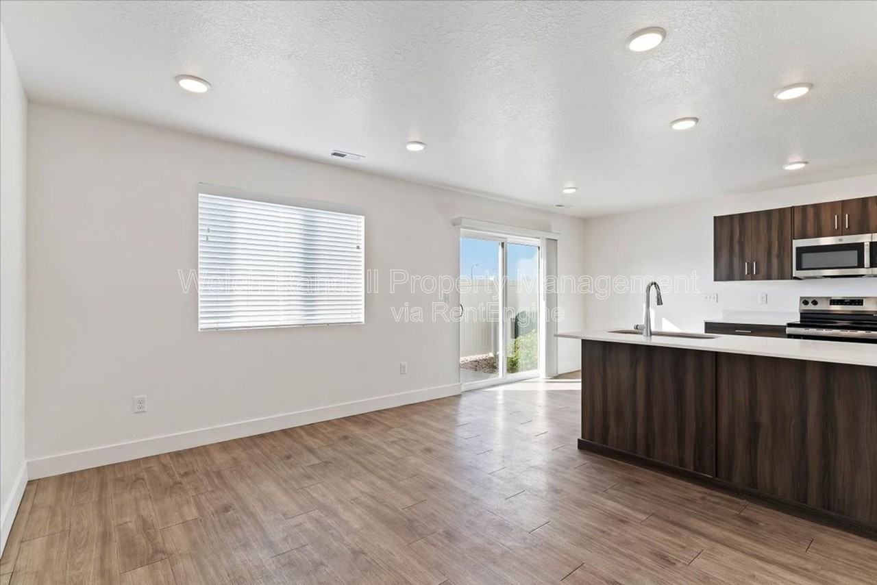 1177 W Shady Brook Ln #4 - Photo 3 of 23