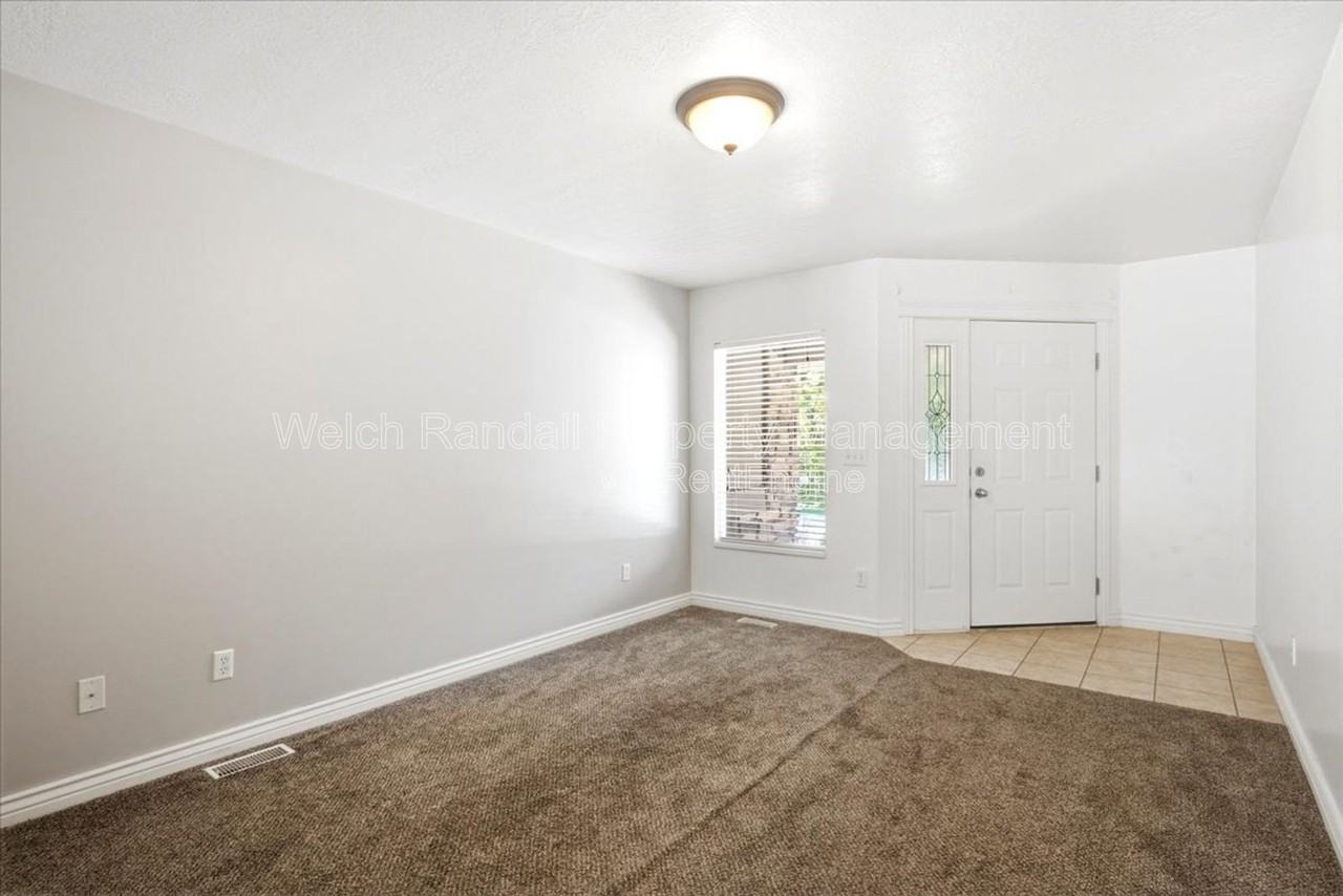 672 E Clearwater Dr - Photo 4 of 34
