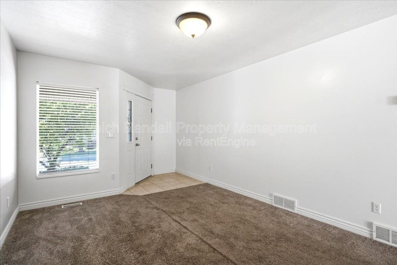 672 E Clearwater Dr - Photo 5 of 34