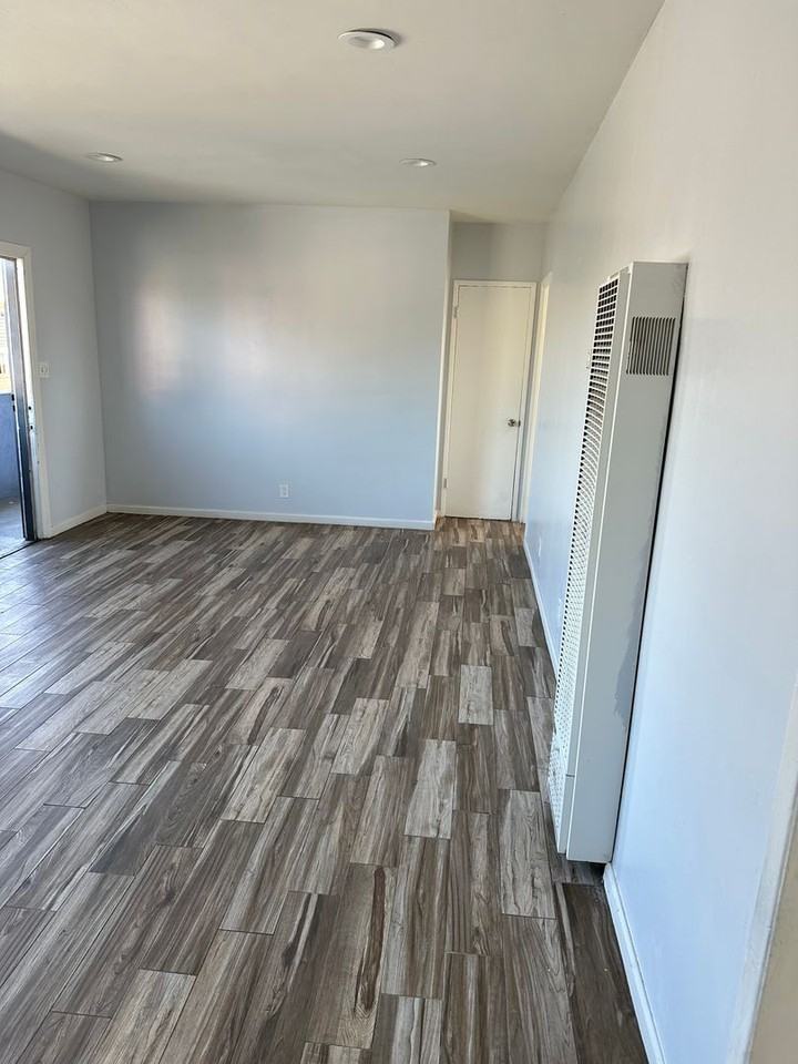 1318 W 90th St #C1 - Photo 3 of 9