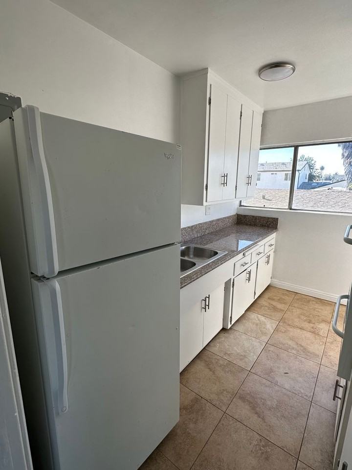 1318 W 90th St #C1 - Photo 4 of 9