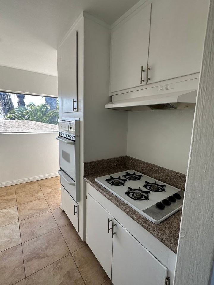 1318 W 90th St #C1 - Photo 5 of 9