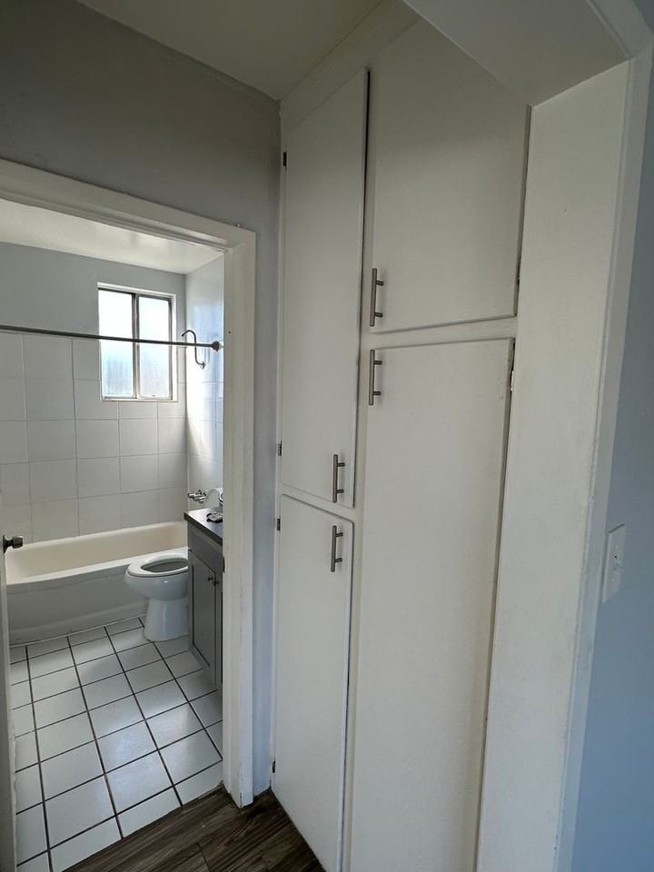 1318 W 90th St #C1 - Photo 7 of 9