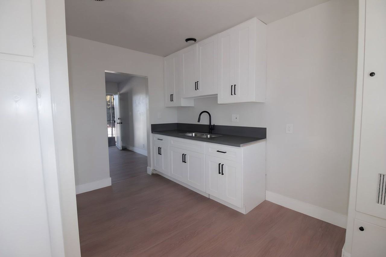 716 E Vernon Ave #11A - Photo 3 of 6