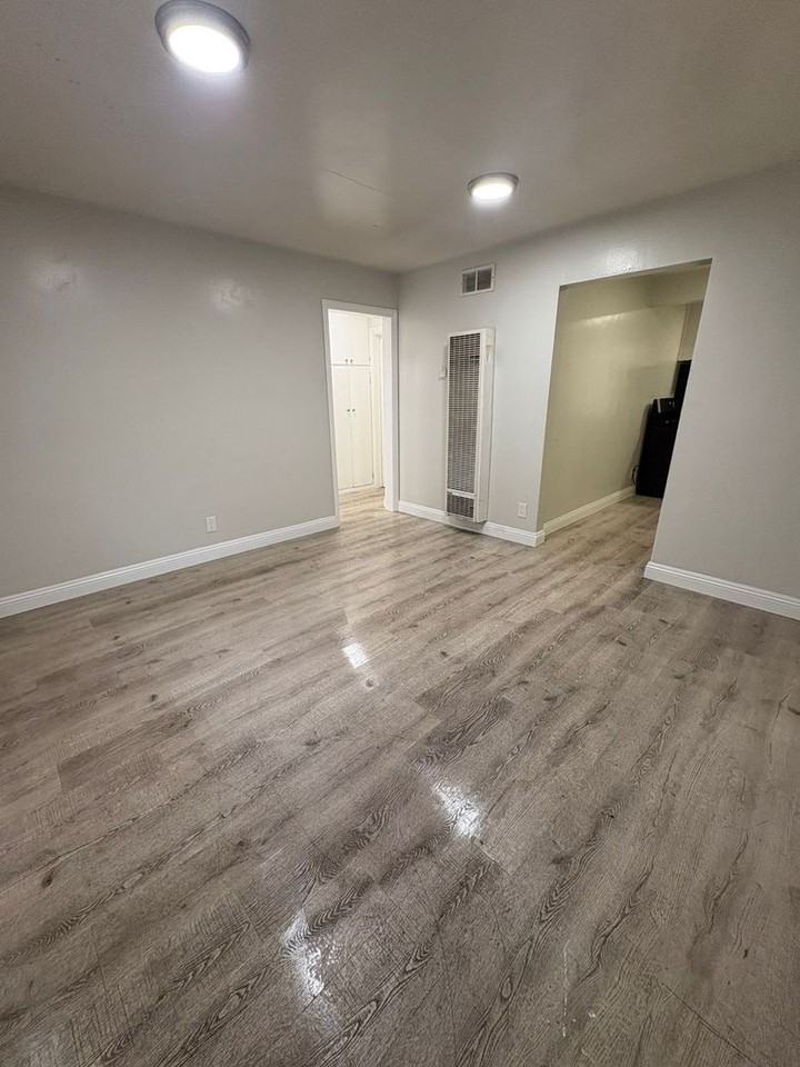 943 E 108th St #5A - Photo 2 of 6