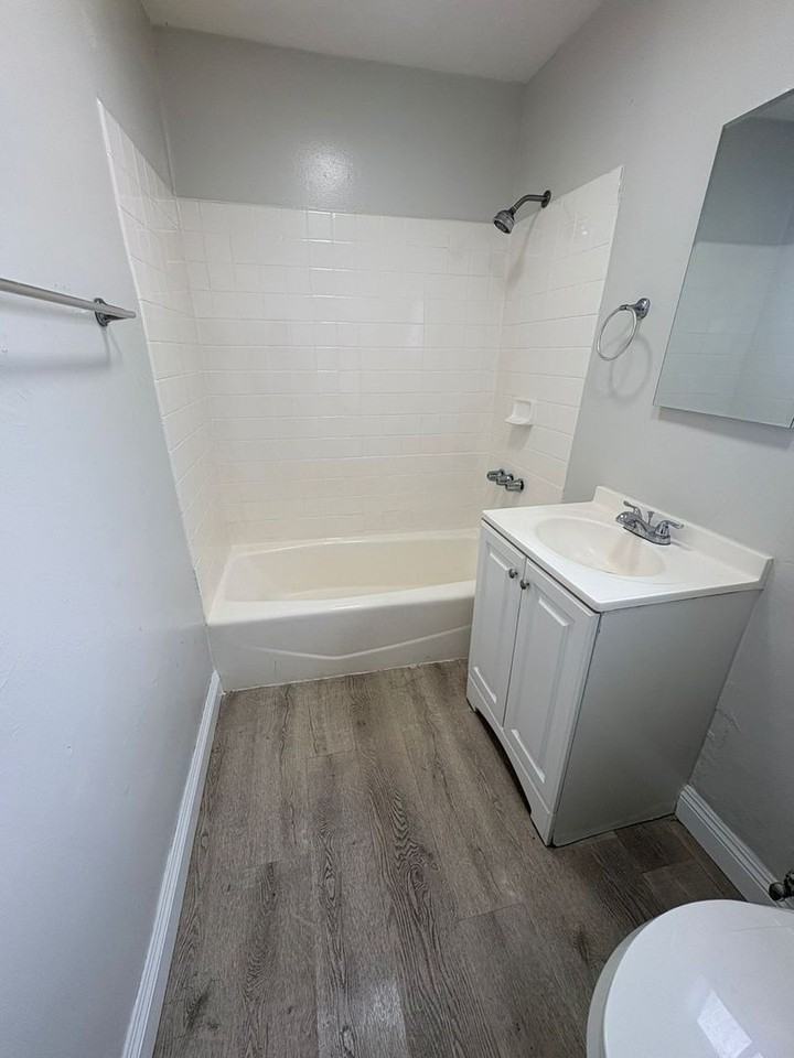 943 E 108th St #5A - Photo 6 of 6