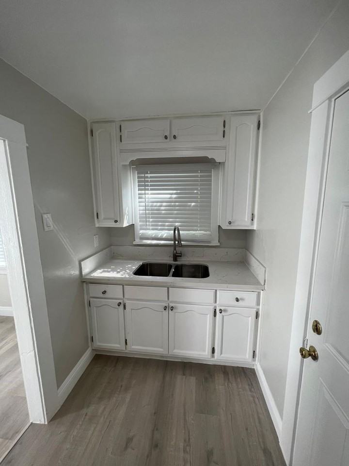 1681 1/2 W 37th St - Photo 2 of 5