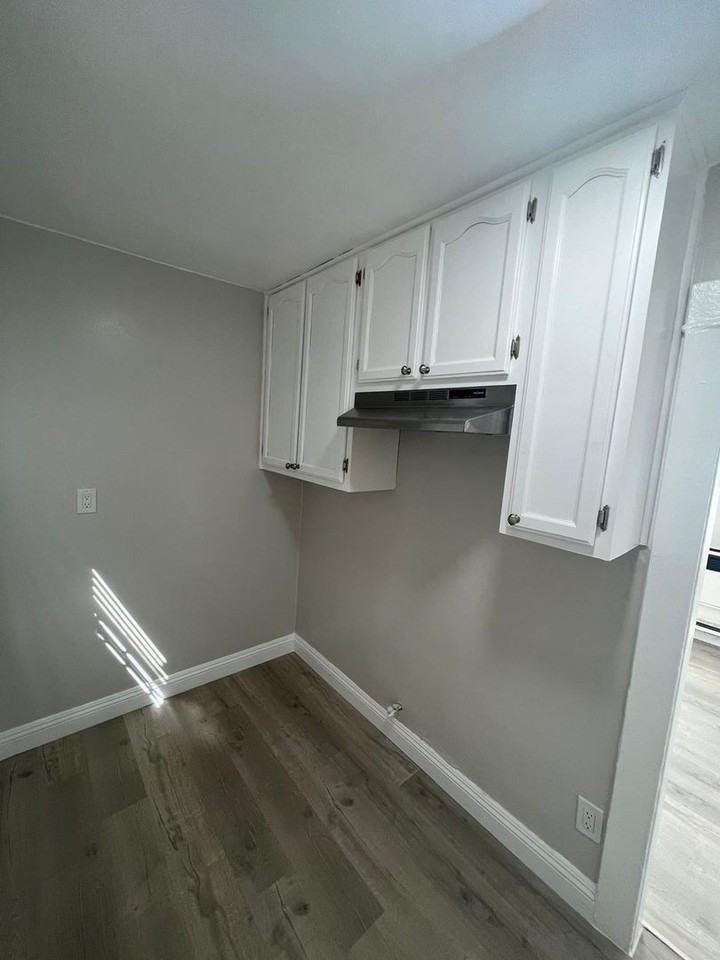 1681 1/2 W 37th St - Photo 3 of 5
