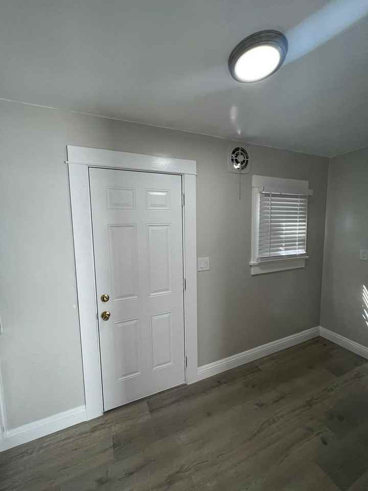 1681 1/2 W 37th St - Photo 4 of 5