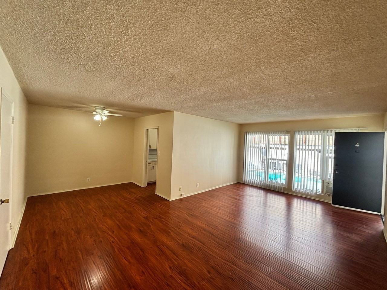 1540 N Laurel Ave #4A - Photo 3 of 6