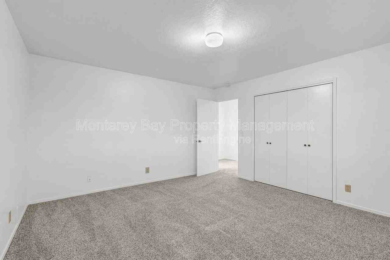 215 2nd St #B - Photo 4 of 28