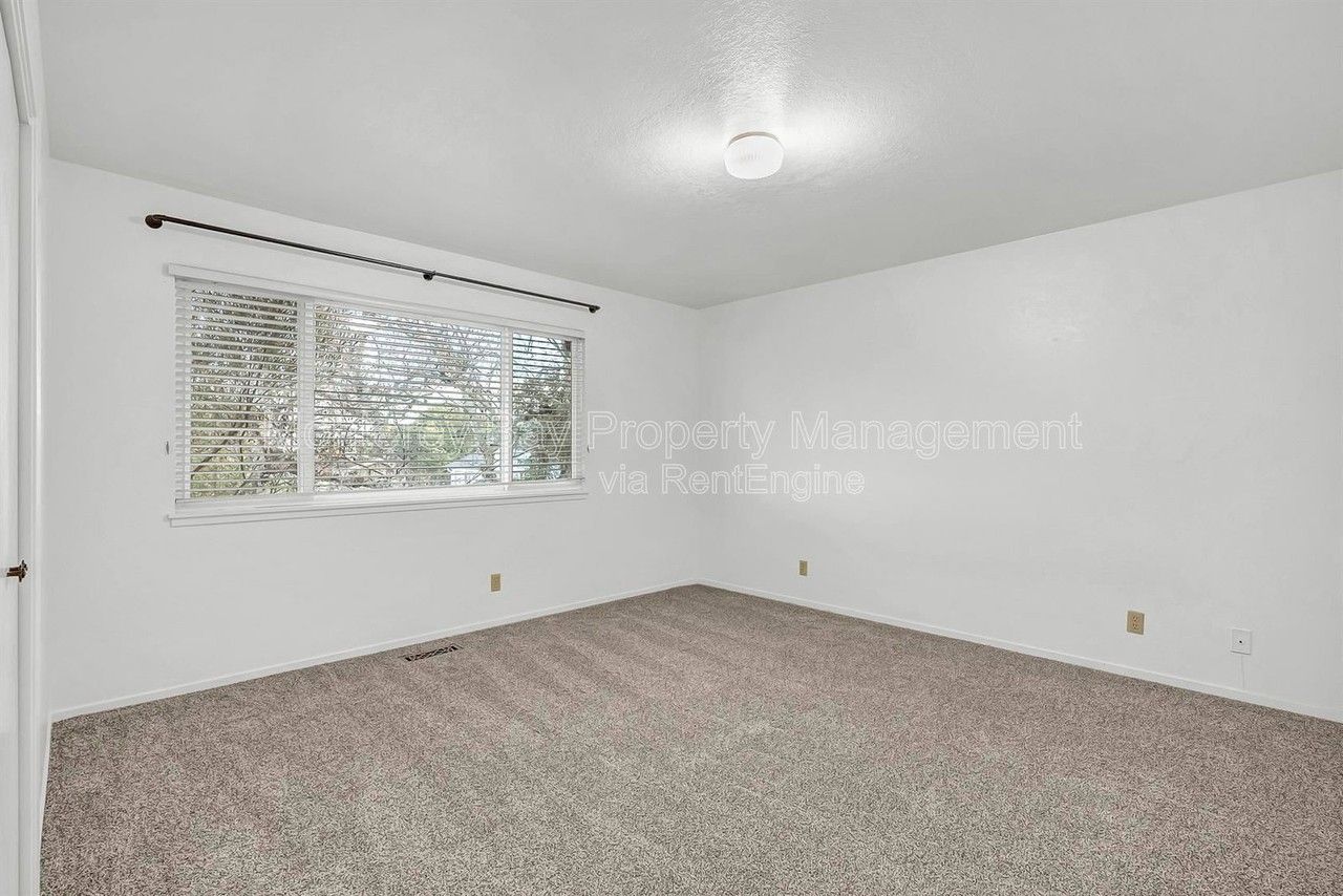 215 2nd St #B - Photo 7 of 28