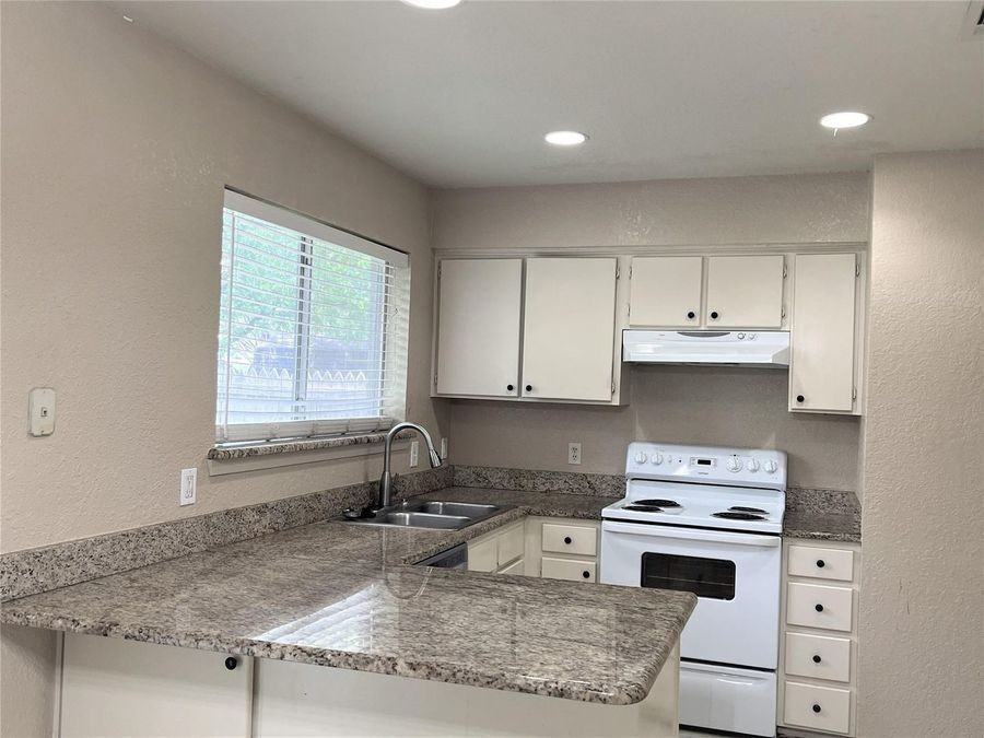 2310 Dartmouth Dr - Photo 3 of 15