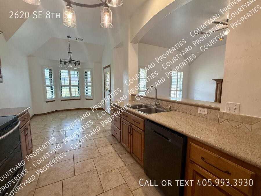 2620 Se 8th St - Photo 3 of 31