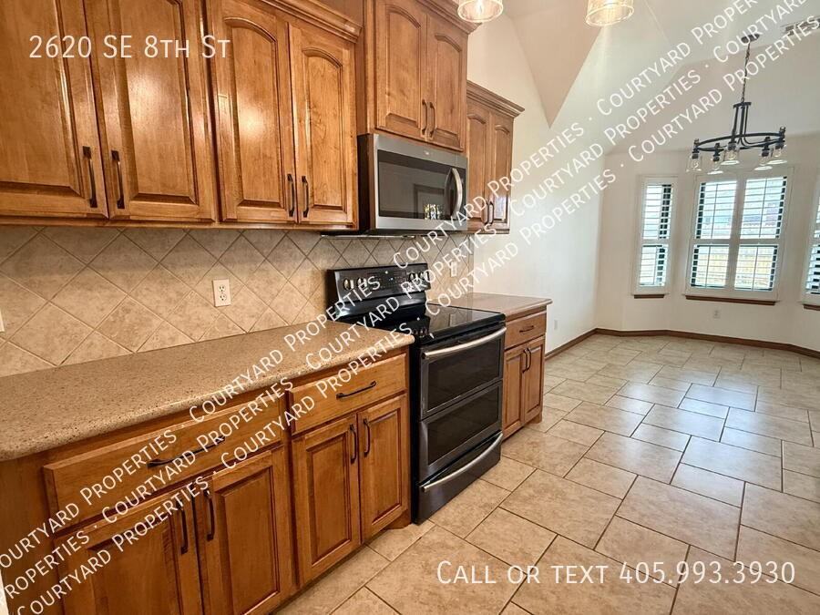 2620 Se 8th St - Photo 4 of 31