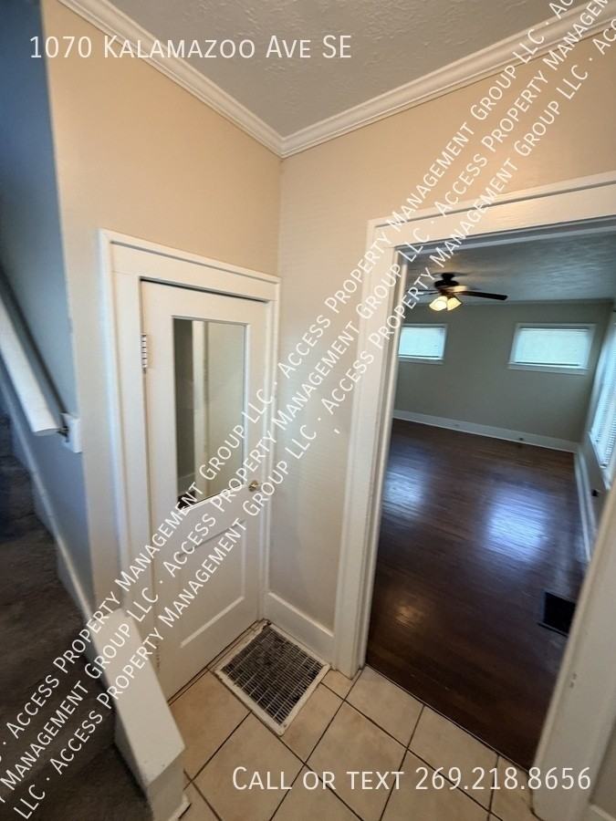 1070 Kalamazoo Ave Se - Photo 3 of 29