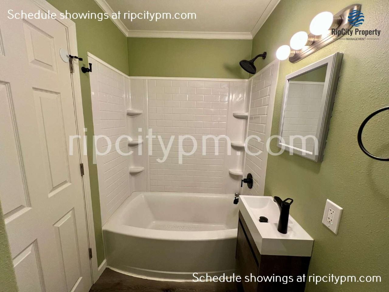 239 Ne Lincoln St #2 - Photo 4 of 9