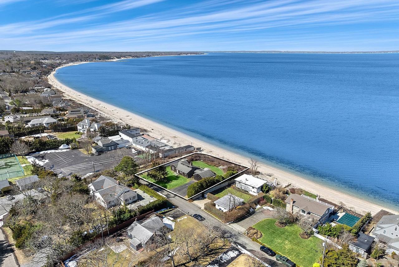 22 Peconic Cres - Photo 3 of 21
