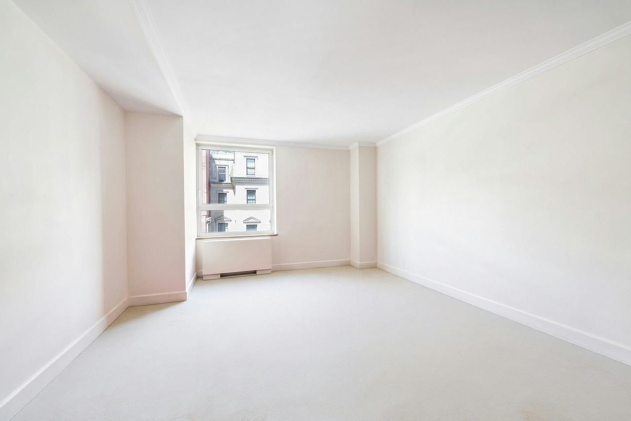 1049 5th Ave #5D - Photo 4 of 6