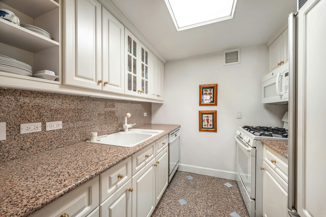 1049 5th Ave #5D - Photo 5 of 6