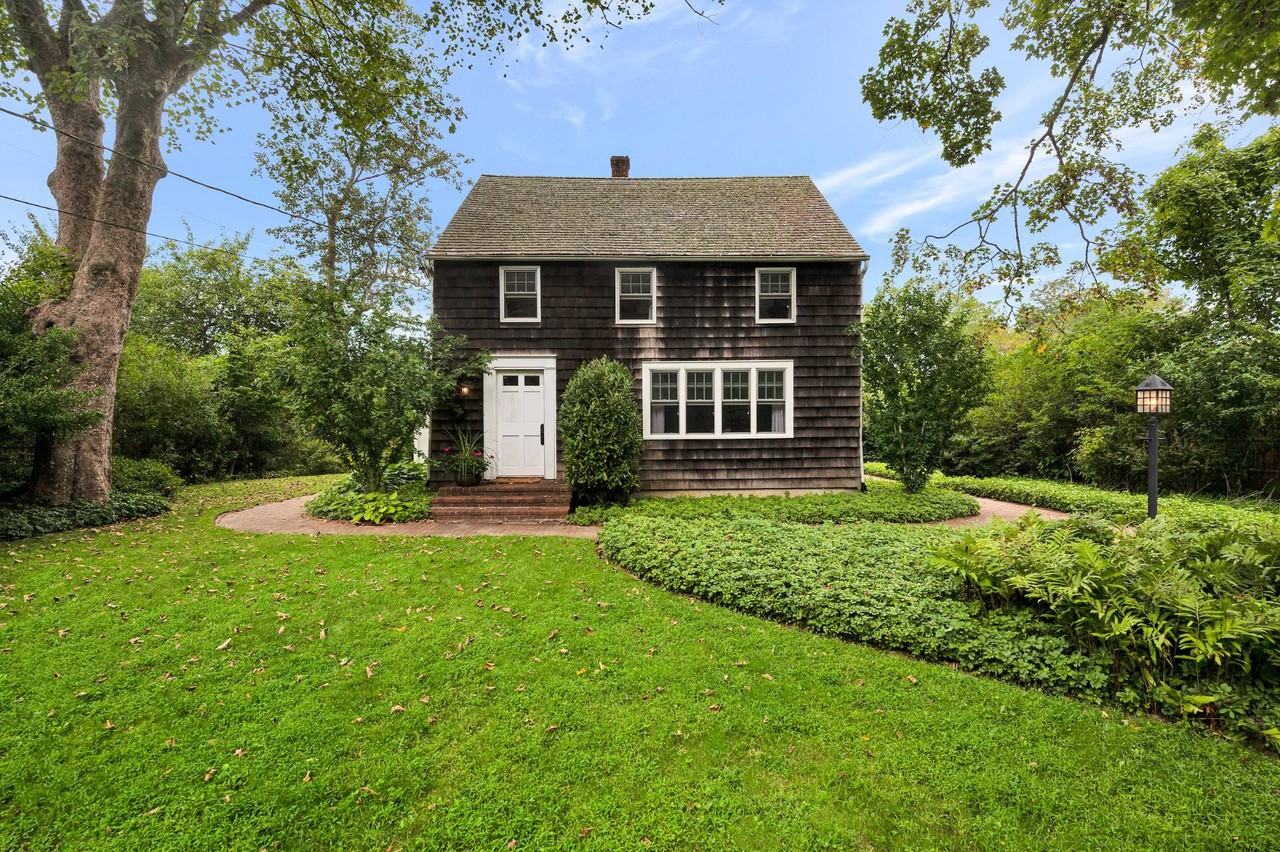 32 Sag Harbor Tpke - Photo 3 of 18