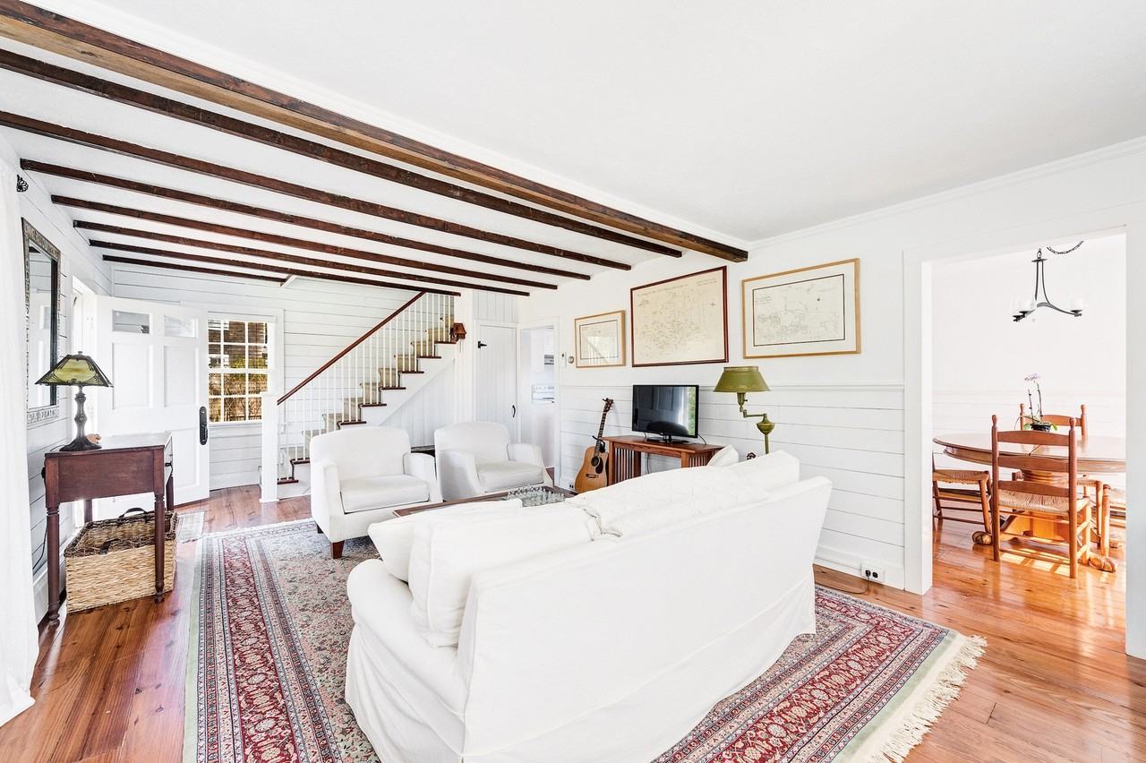 32 Sag Harbor Tpke - Photo 5 of 18