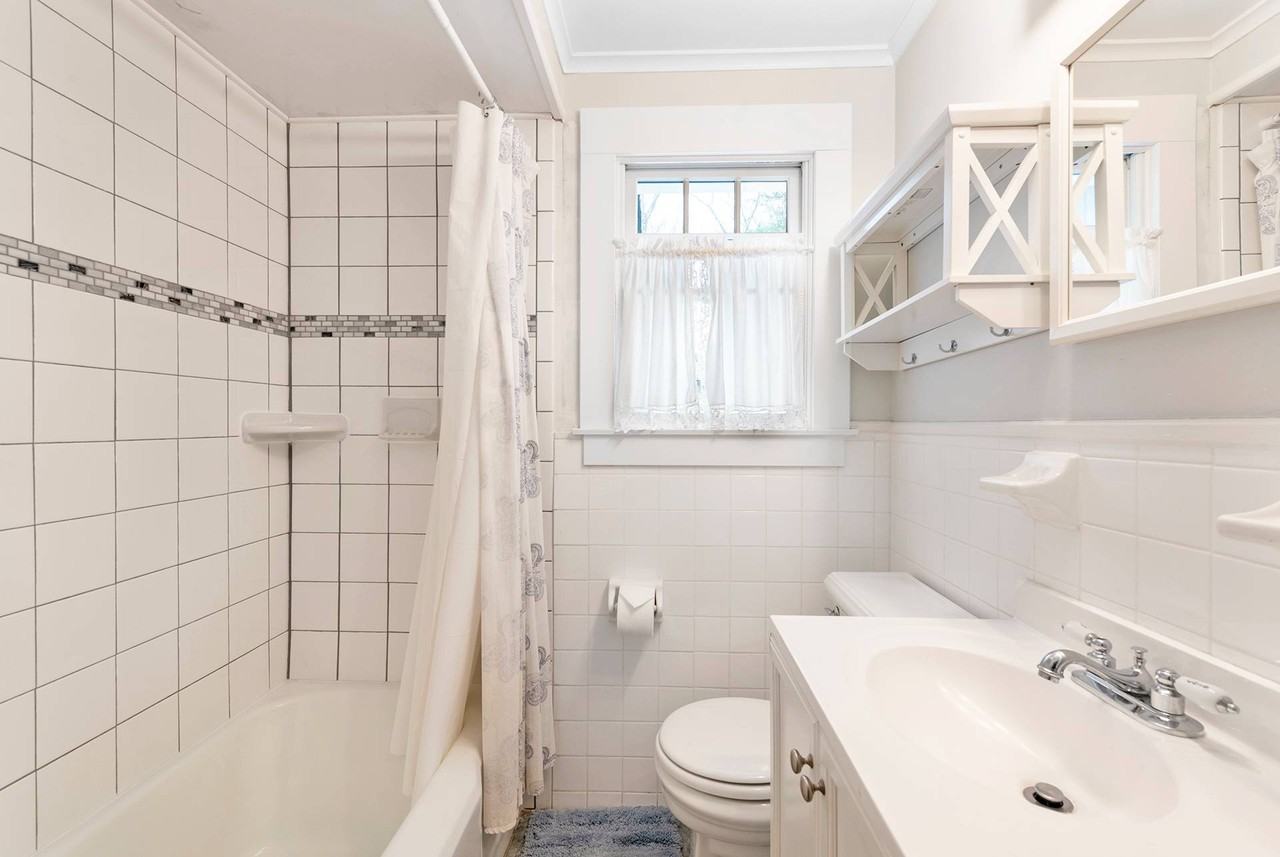 3580 Noyack Rd - Photo 5 of 17