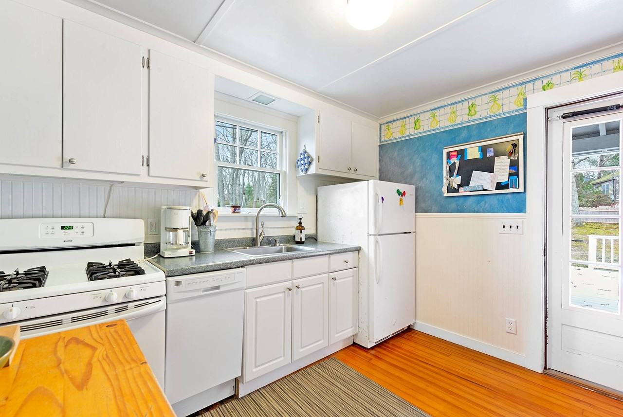 3580 Noyack Rd - Photo 6 of 17