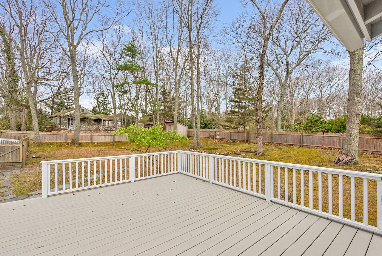 3580 Noyack Rd - Photo 7 of 17